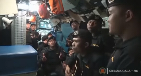 지난 21일 인도네시잠수함 침몰 사고로 사망한 탑승자들이 사고 발생 몇 주 전 퇴임을 앞두고 있던 사령관을 위해 작별의 노래를 부르는 영상.     [유튜브 캡처]